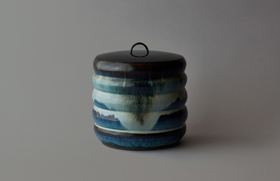 Takatori kyokko (“aurora”)-glazed sendan(“finely stepped”) water container(black over white glaze)