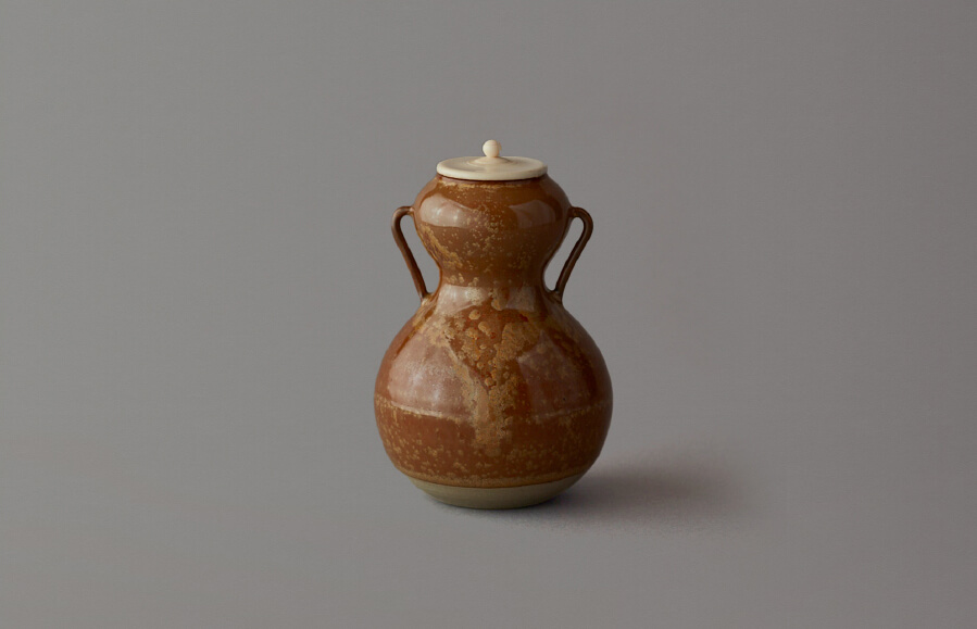 Takatori gourd-shaped tea caddy with mimitsuki (“eared”) handles (kinkamon “golden crest” glaze)