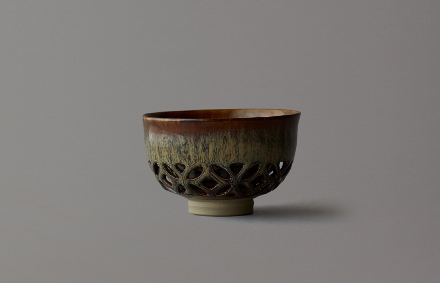 Takatori shippo (cloissoné) openwork tea bowl (black over yellow glaze) 