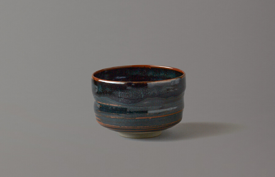 Takatori black-glazed tea bowl with dojime (“waistband”) groove (black glaze)