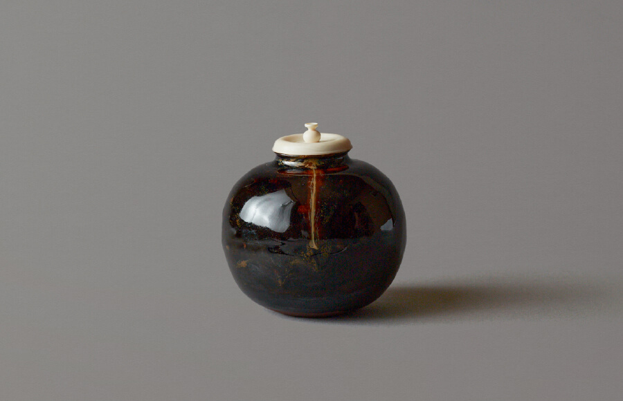 Takatori bunrin (“apple-shaped”) tea caddy (white over yellow glaze)